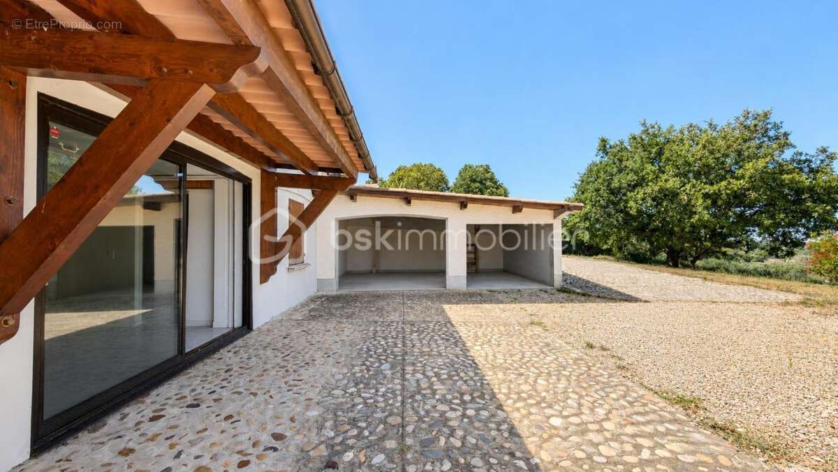 Maison traditionnelle avec très belle vue, grands volumes et terrain de plus de 2 000 m² - photo 7