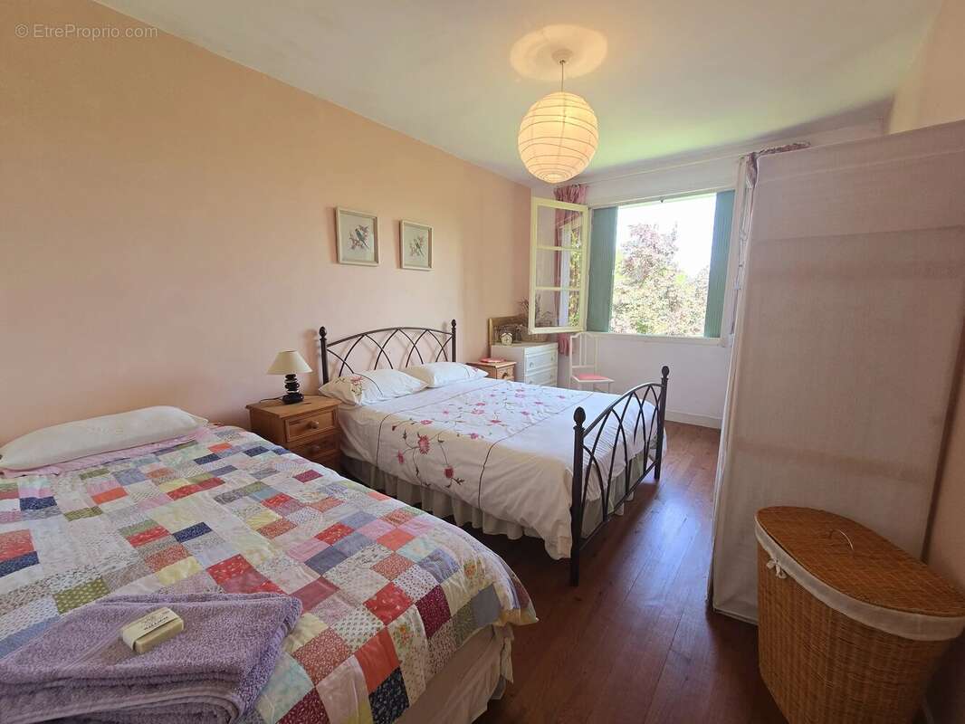 Propriété avec 2 maisons , dépendances et 1 hectare de terrain - photo 7