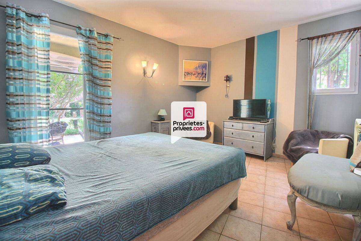 Maison à SAINT-CHAPTES