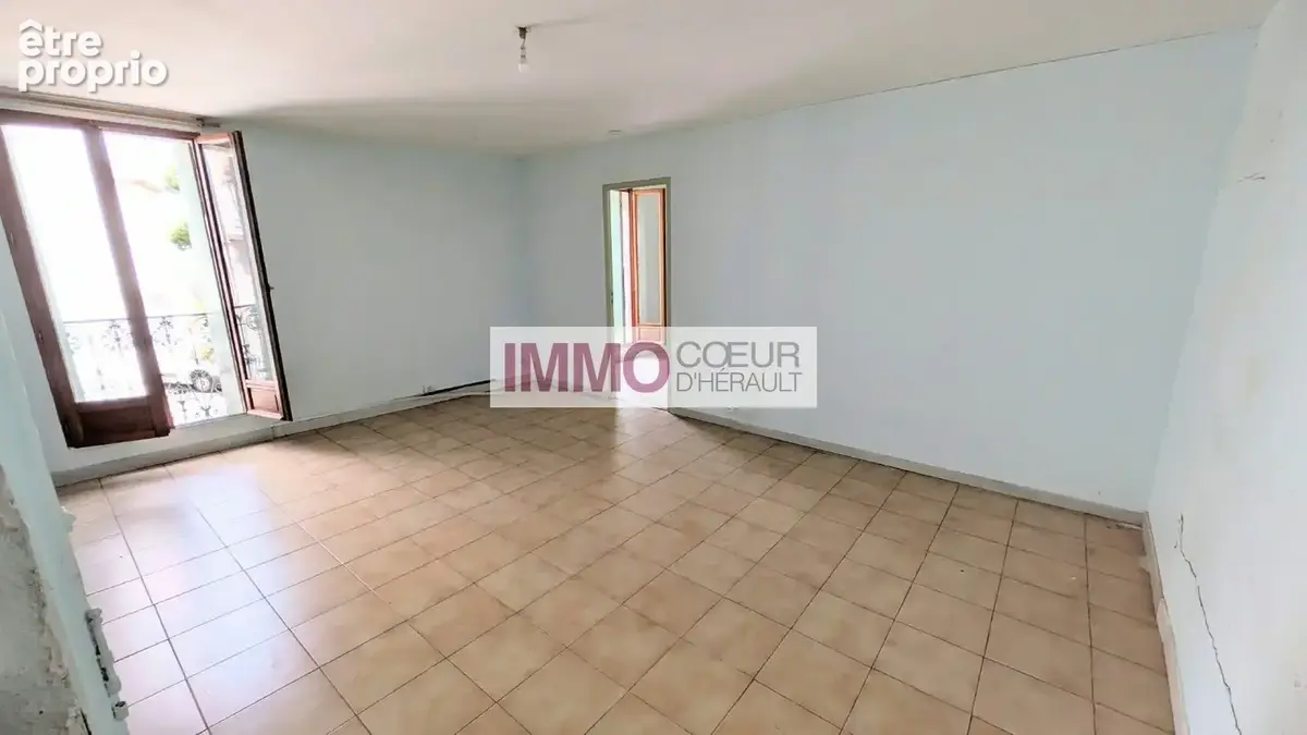 PLAISSAN  Maison vigneronne avec 135 m² de garage, terrasse de 52 m² et combles aménageables - photo 5