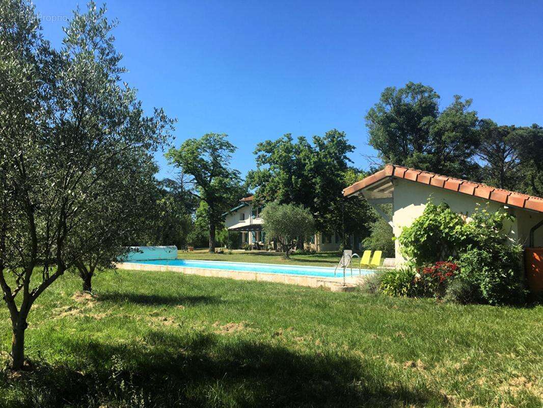 Demeure du 18ème de 289 m² avec piscine et dépendances sur terrain de 3 hectares - photo 16