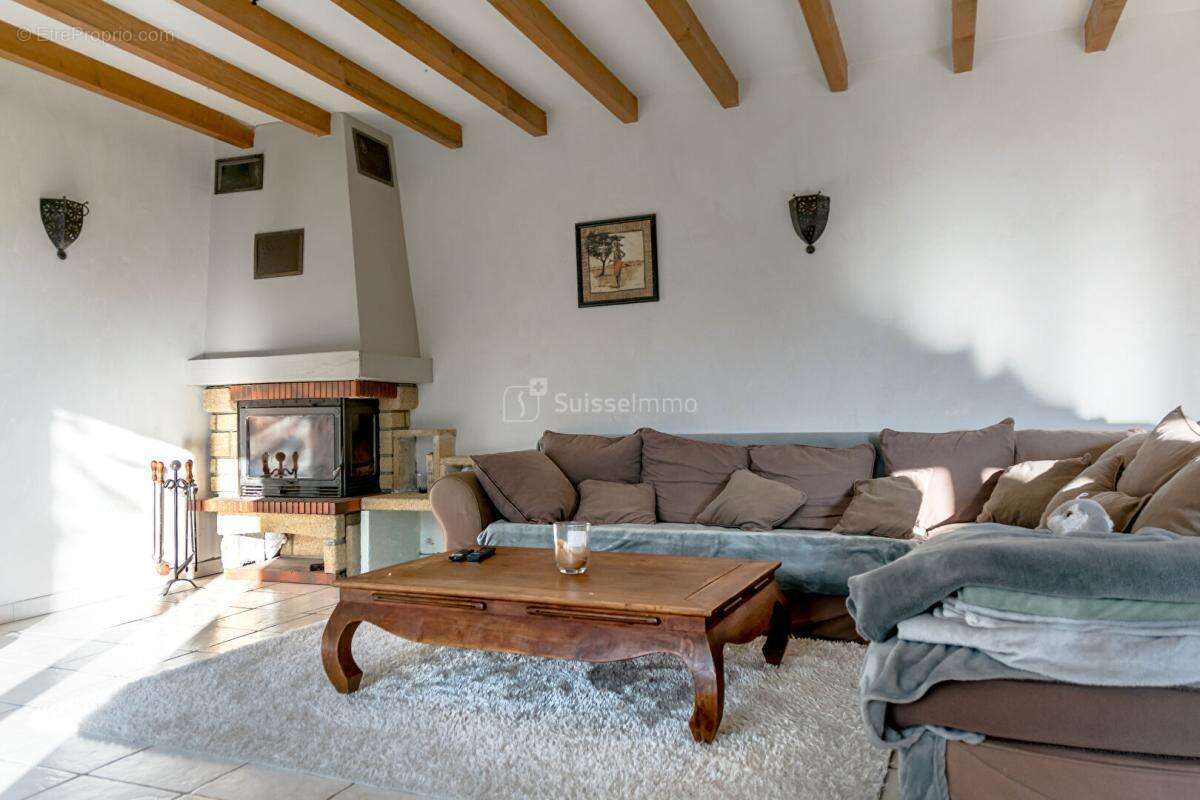 Beaux volumes pour cette maison avec agréable terrain et grande dépendance - photo 6