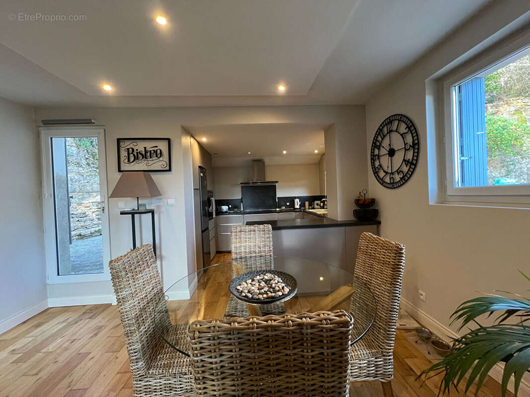 Maison entièrement restaurée avec vue exceptionnelle sur les hauteurs. - photo 8
