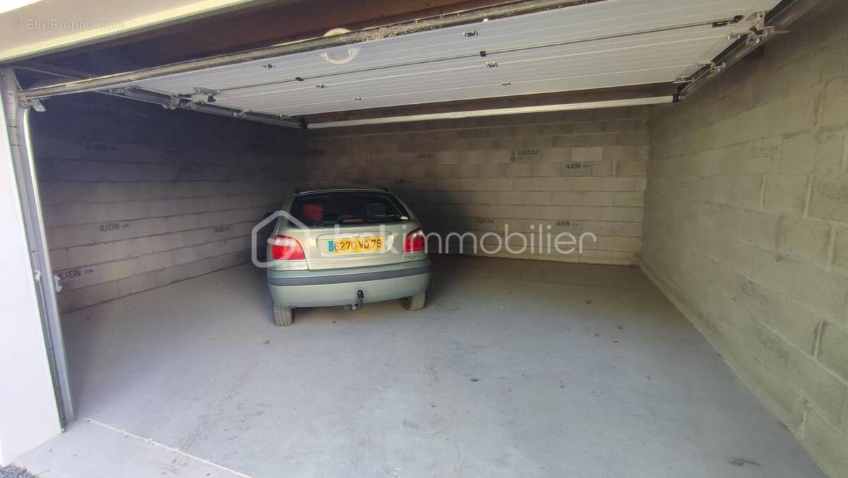 Parking à MAUZE-SUR-LE-MIGNON