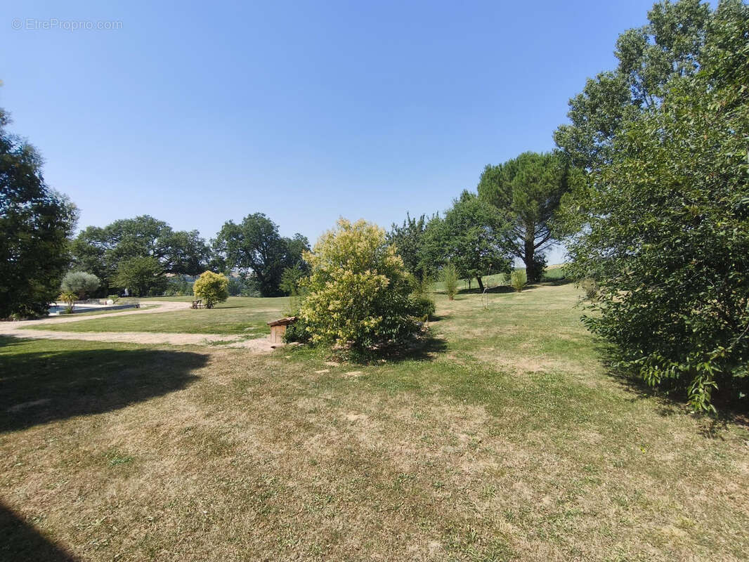 Propriété entièrement rénovée de 323 m2 avec piscine et dépendances - photo 35