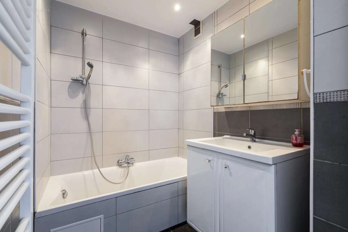Appartement à SAINT-LAURENT-DU-VAR