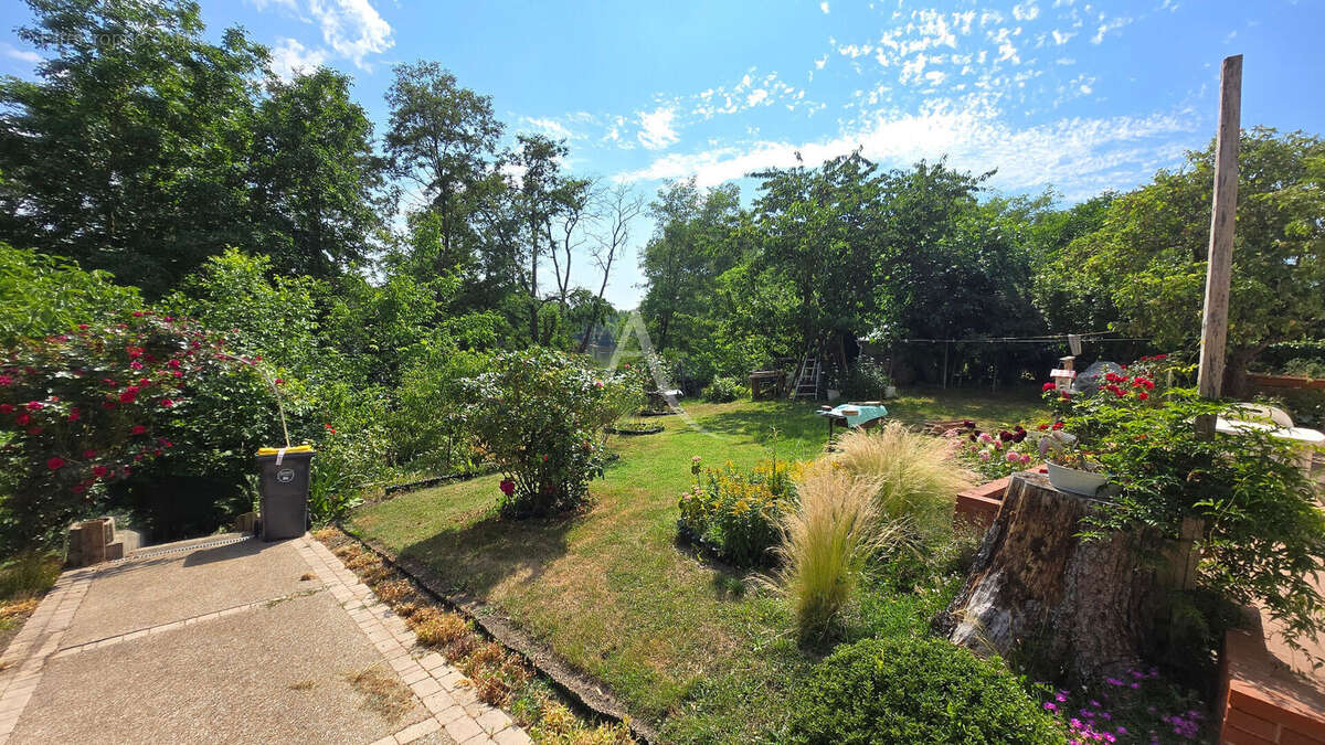 Maison à SAINT-DENIS-DE-L&#039;HOTEL