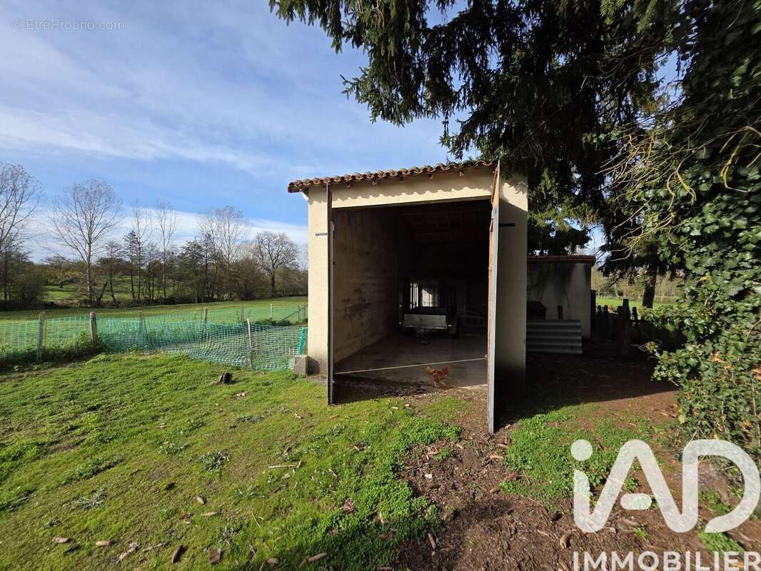 Photo 5 - Parking à PARTHENAY