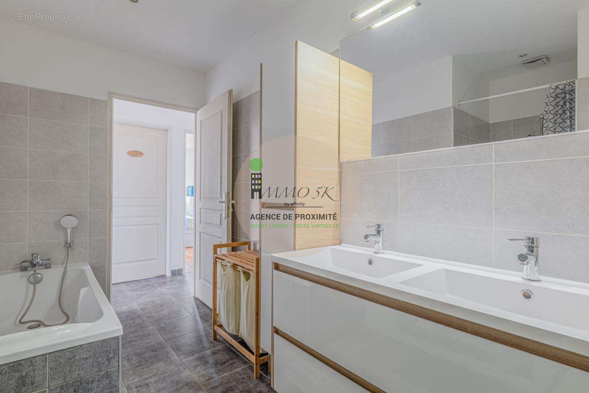 Appartement à NEYRON