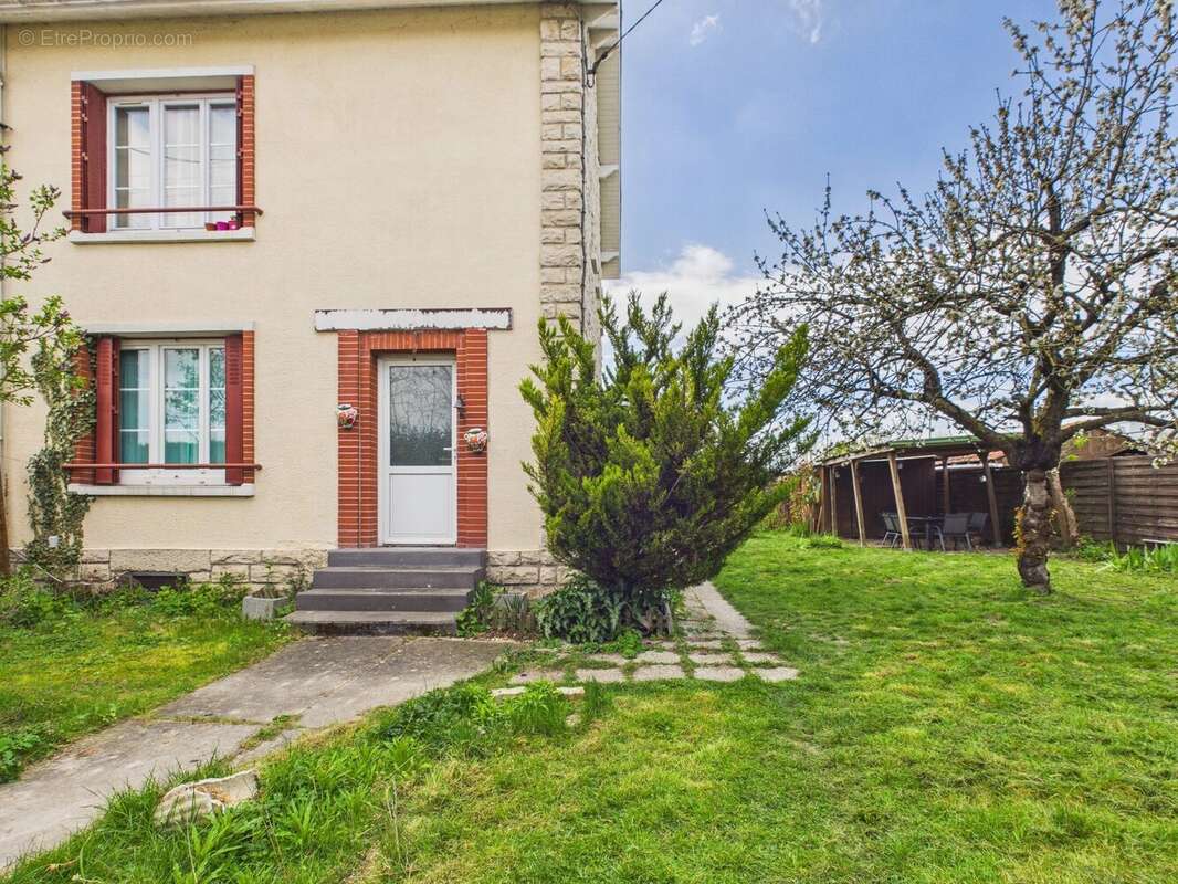 Maison à LA CHAPELLE-SAINT-LUC