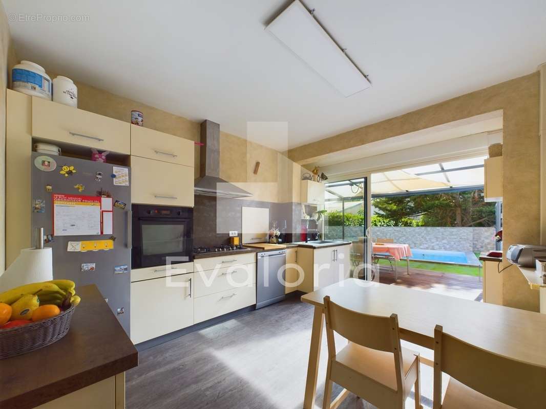 Maison 5 pièces de 130 m² sur un terrain de 800 m² avec piscine  - photo 4