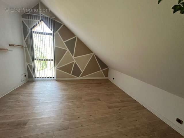 Grande demeure de 6 chambres et piscine intérieure sur un jardin paysager de 2 000 m². - photo 5
