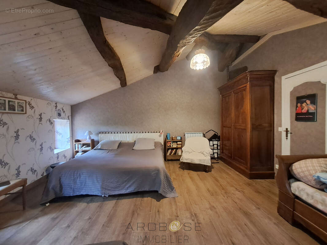 Maison familiale en pierre avec vue panoramique, verger et dépendances. - photo 11
