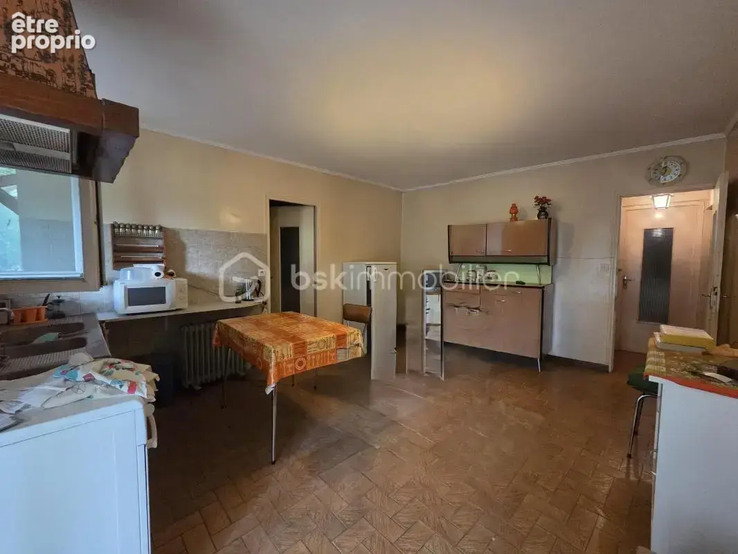 Maison à rénover avec potentiel, grand garage et jardin clos de 1200 m² - photo 6