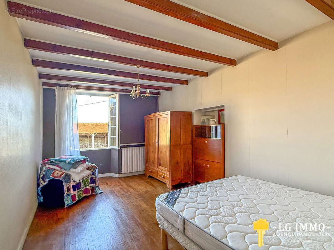 Maison charentaise à fort potentiel   106 m2 habitables & 600 m2 de dépendances - photo 6