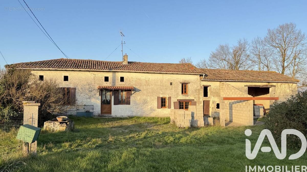 Photo 1 - Maison à FONTAINES-D'OZILLAC