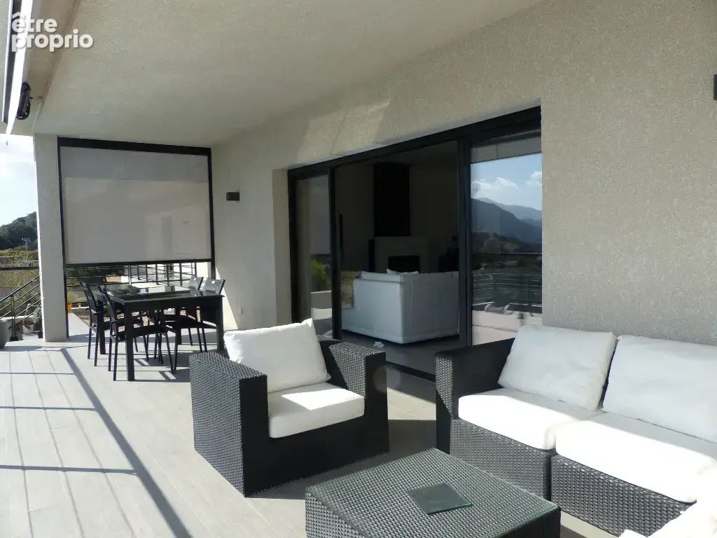 Villa Afa  contemporaine 6 pièce(s) 232 m2 F4+F2 avec piscine - photo 5