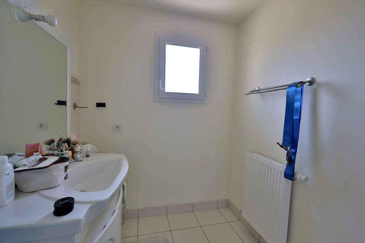 Maison Type 6 - 121,14 m2 habitables - Terrain 923 m2 - Garage - Piscine - photo 18