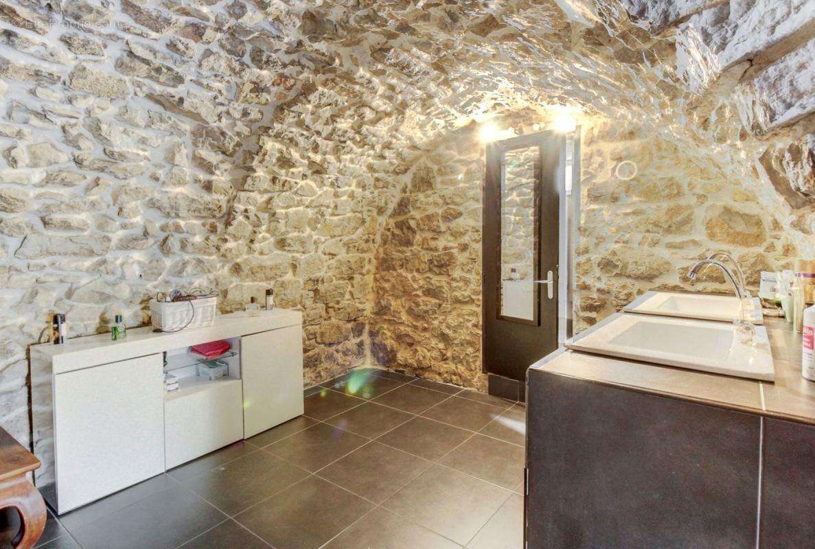 Maison à CHATEAUNEUF-VILLEVIEILLE