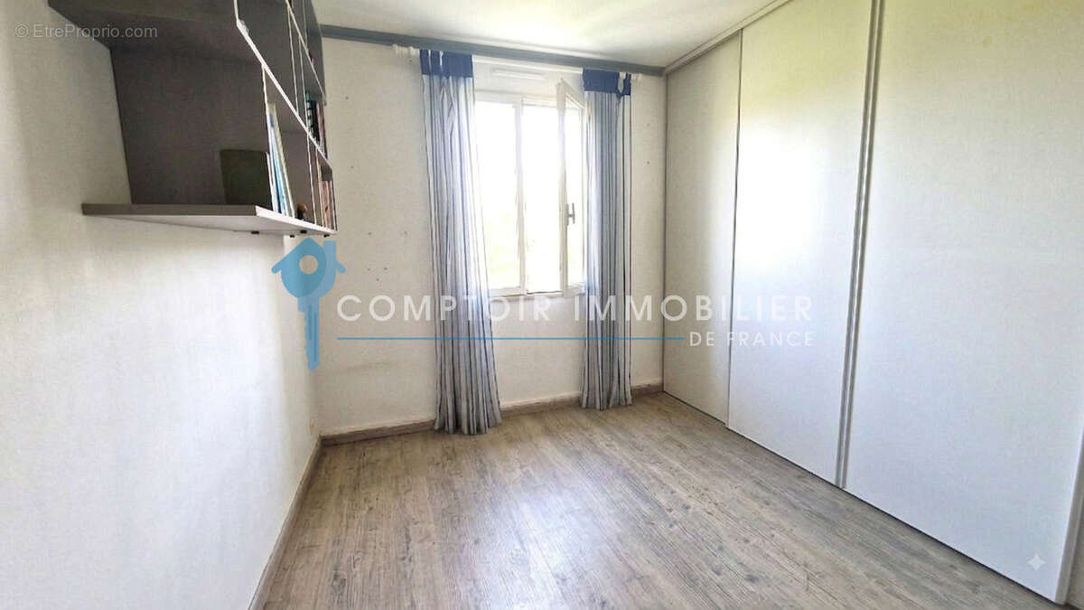 Maison 99 m² à Saint-Julien-Les-Rosiers  - photo 8
