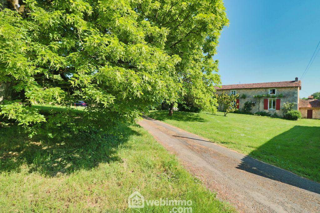 Au-delà d&#039;un chemin goudronné privé, - Maison à SOMMIERES-DU-CLAIN