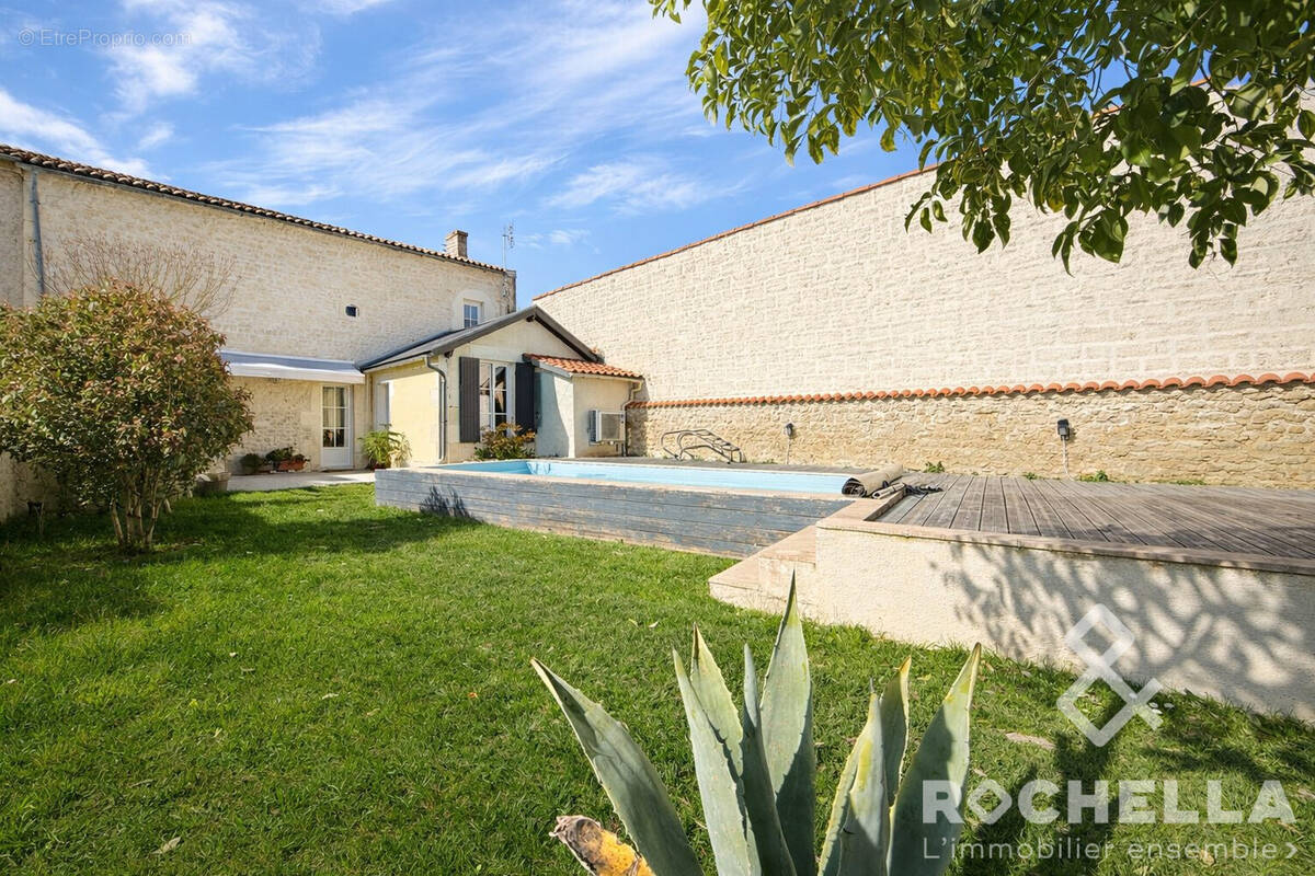 Maison à SAINT-JEAN-D'ANGELY