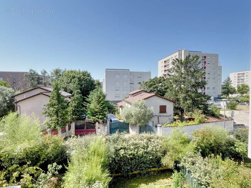 Appartement à MEYZIEU