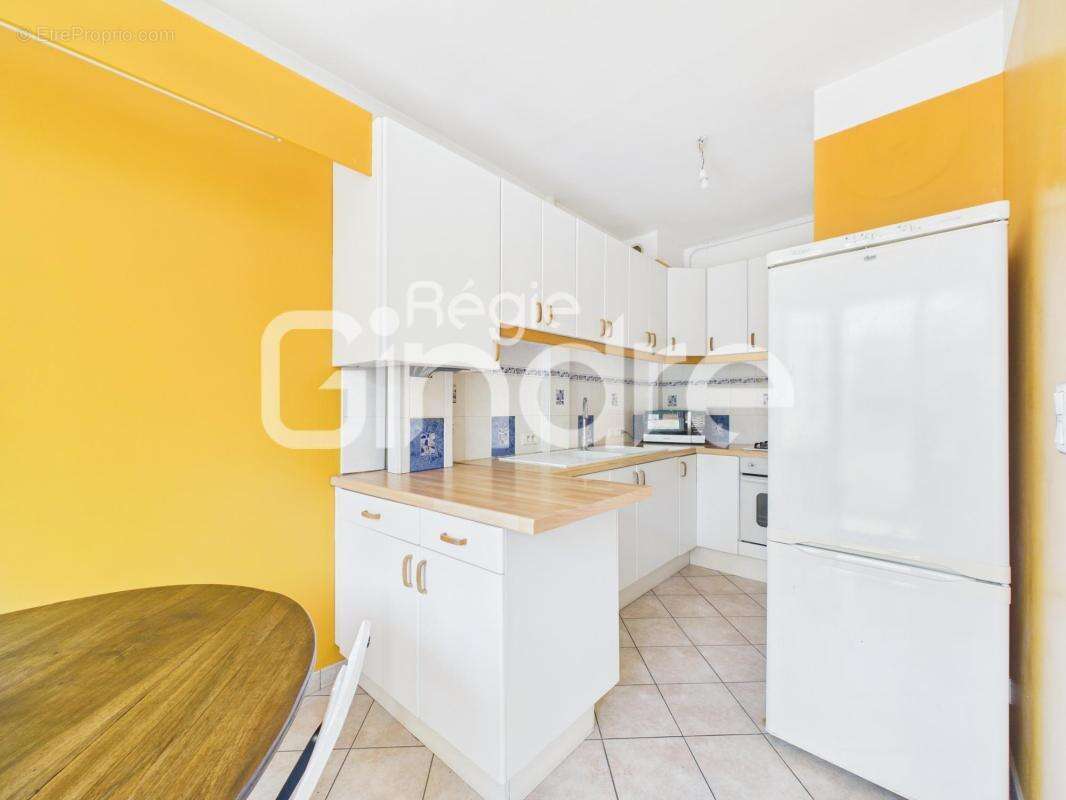 Vente - Appartement - 4 pièces + cuisine - 65 m² - 335 000 € - - photo 3