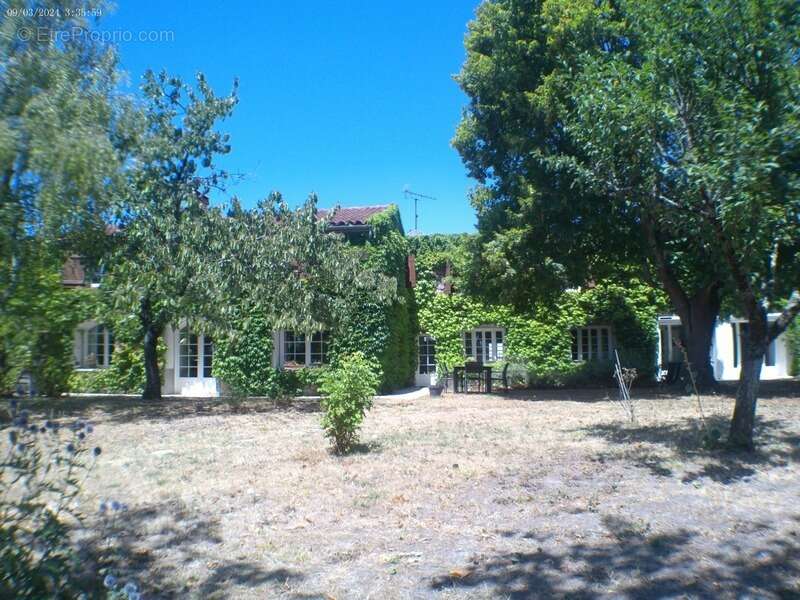 CHATEAUBERNARD A Vendre Maison 8 Pièces avec Studio 2 Pièces - photo 6