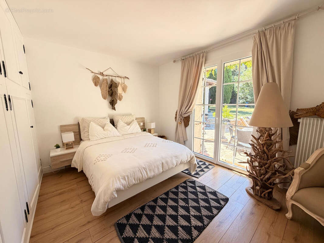 NIMES CAMPLANIER Superbe maison de plain pied,7 pièces de 250 m2 avec dépendance, jardin et piscine - photo 19