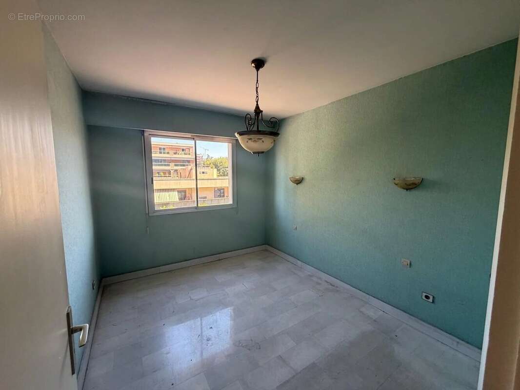 Appartement à SAINT-LAURENT-DU-VAR