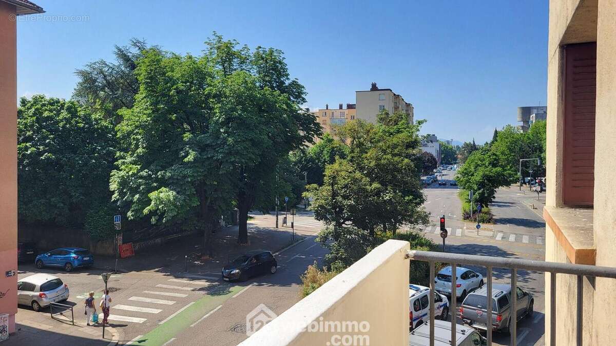 Balcon exposé Est - Appartement à GRENOBLE