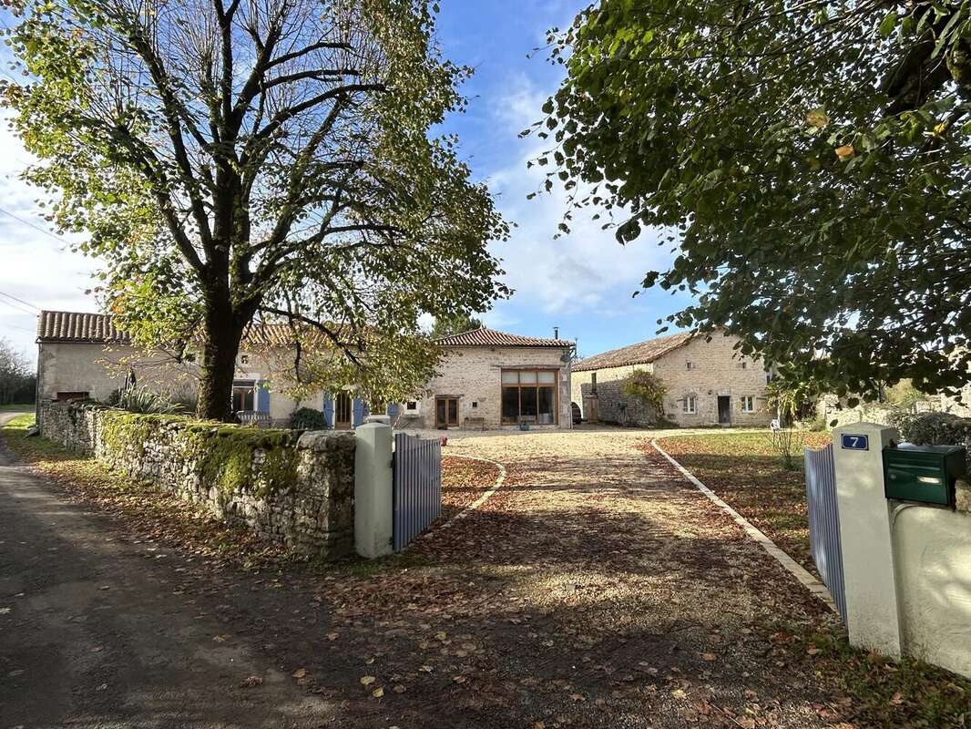 Superbe Maison de Campagne avec Seconde Maison et Granges - photo 20