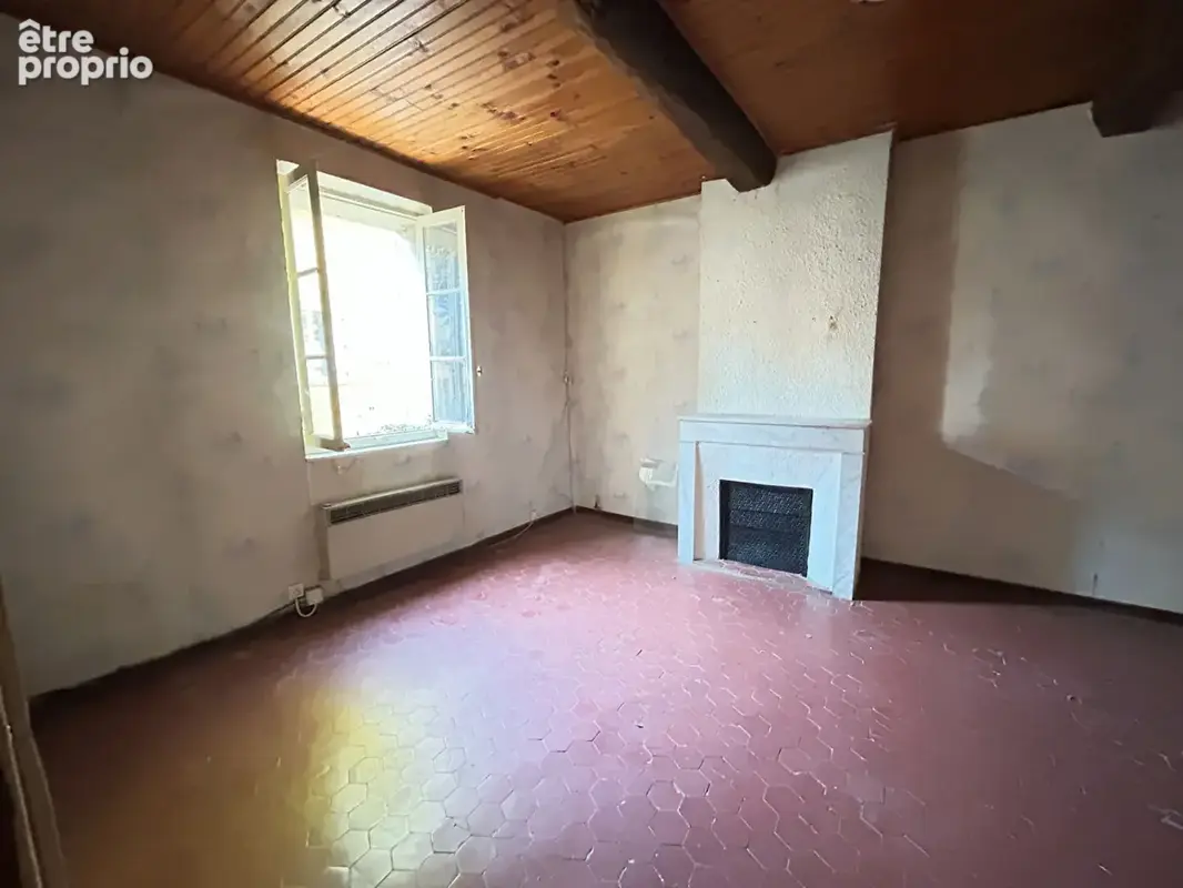 Maison de village Gareoult de 88 m2 à rénover, au centre village. - photo 2