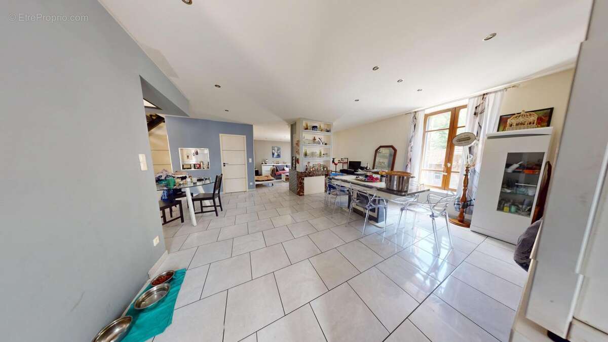 RARE SUR LE SECTEUR – Maison familiale avec grands volumes et cadre de vie exceptionnel - photo 3