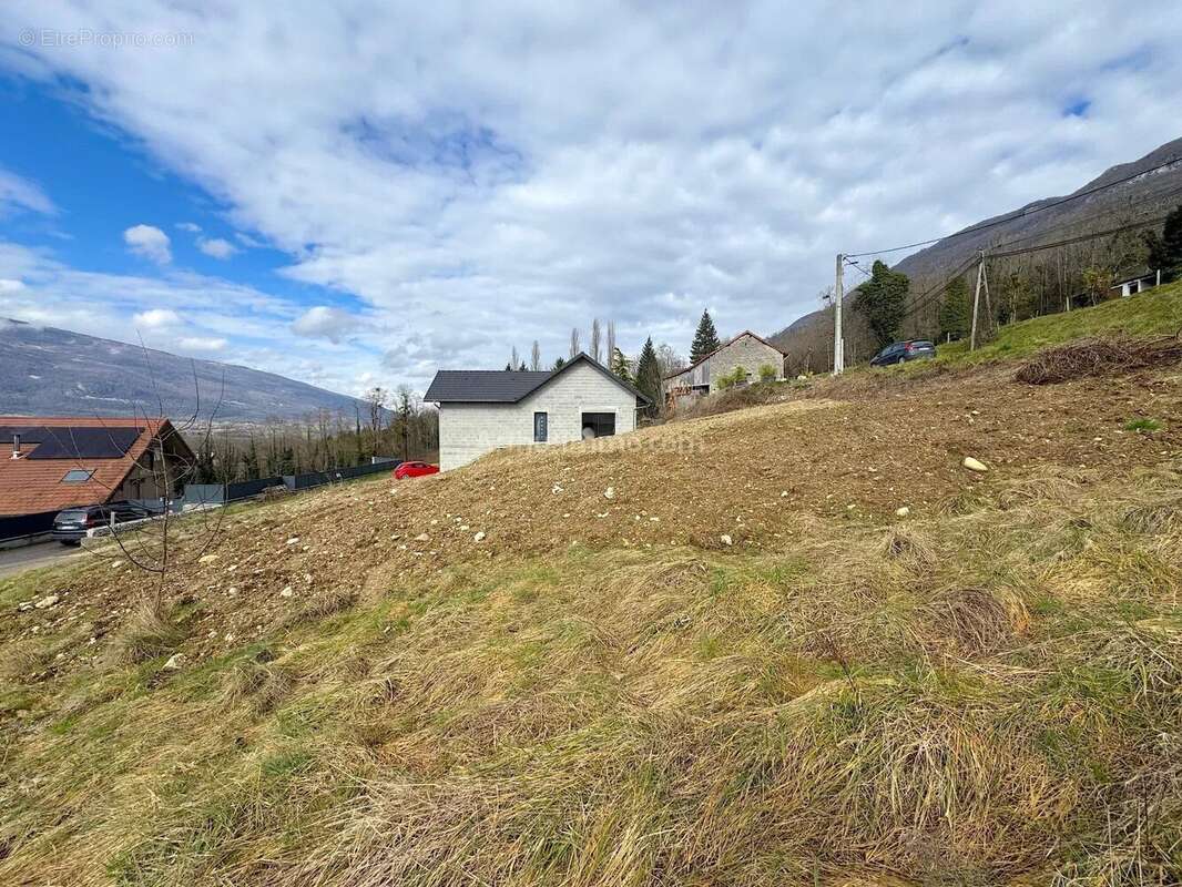 Terrain à SERRIERES-EN-CHAUTAGNE