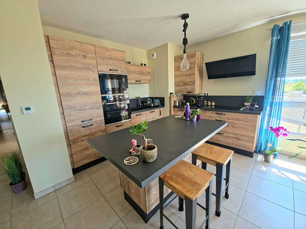 FRONTONAS CENTRE Superbe appartement avec terrasse et vue dégagée ! - photo 4