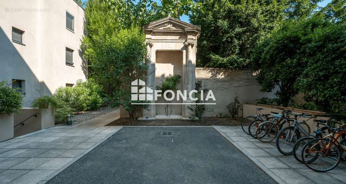 Avignon Intra-Muros : T2 meublé avec terrasse sud-ouest, vue dégagée et garage - photo 7