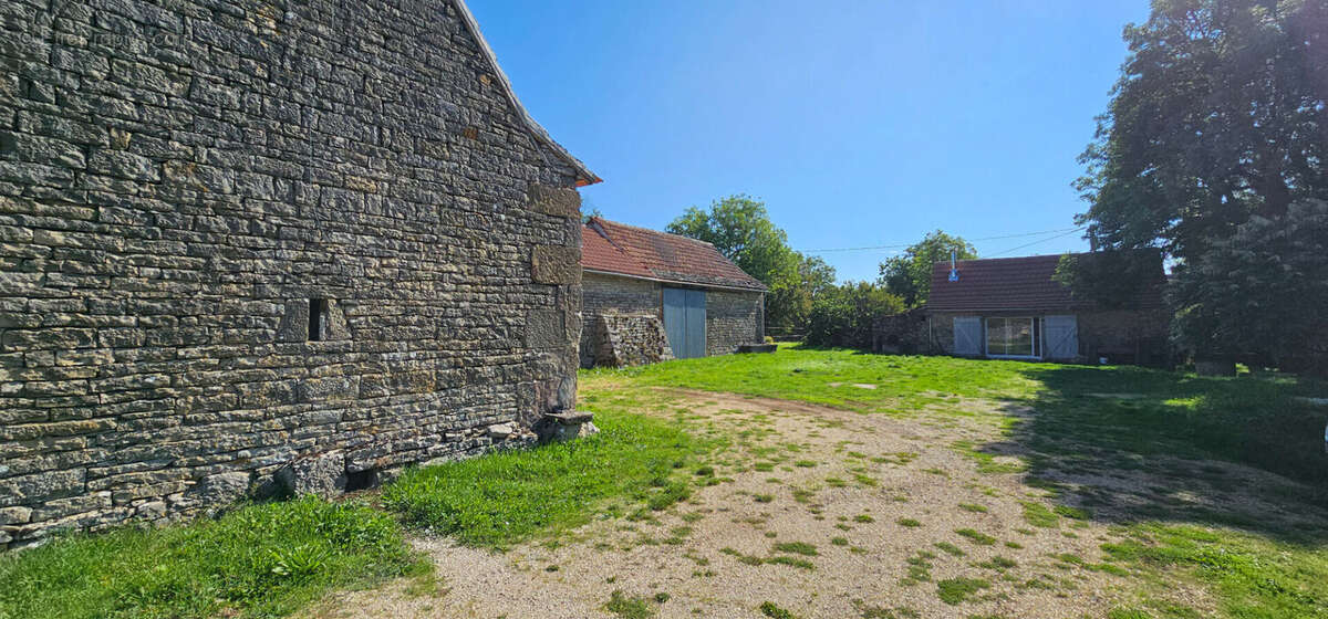 Bel ensemble en pierre dans un hameau - photo 5