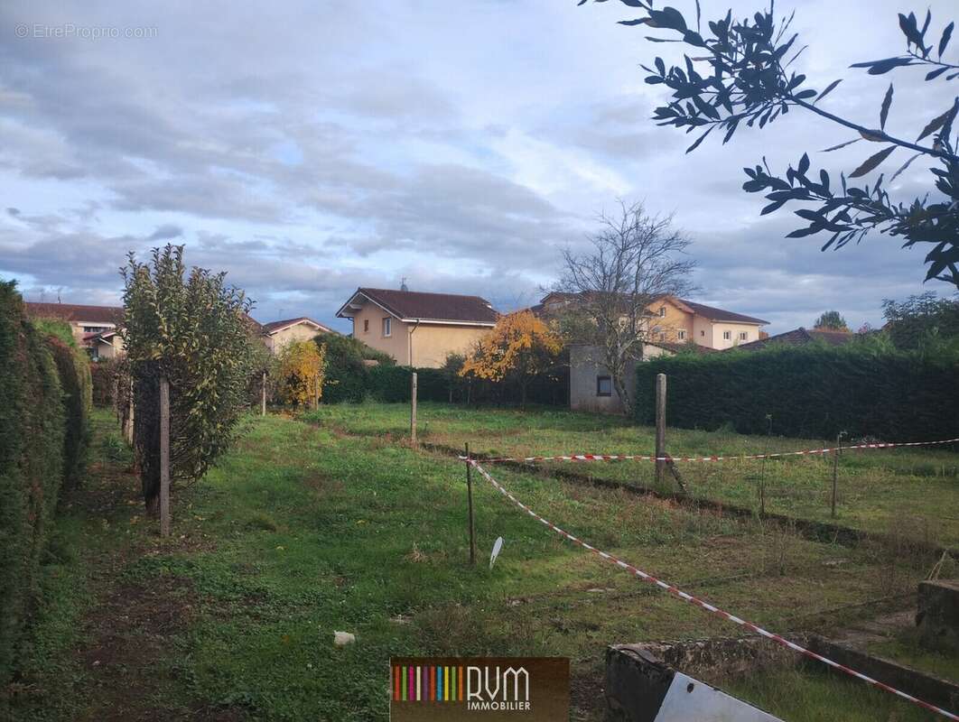 Terrain à SAINT-DENIS-LES-BOURG