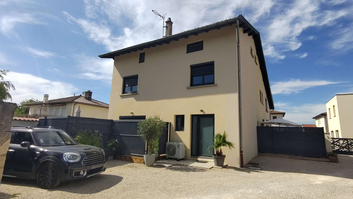 EXCLUSIVITÉ   AMBÉRIEUX-D'AZERGUES Appartement familial rénové avec terrasse et stationnements privés - photo 2