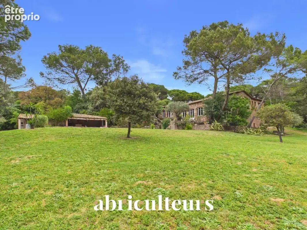 Mas d’exception – 300 m² – Domaine confidentiel de 1 hectare en vente à Saint-Raphaël (83700) - photo 4