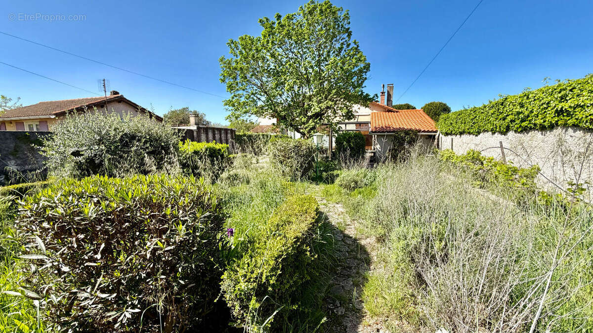 Maison à ENTRAIGUES-SUR-LA-SORGUE