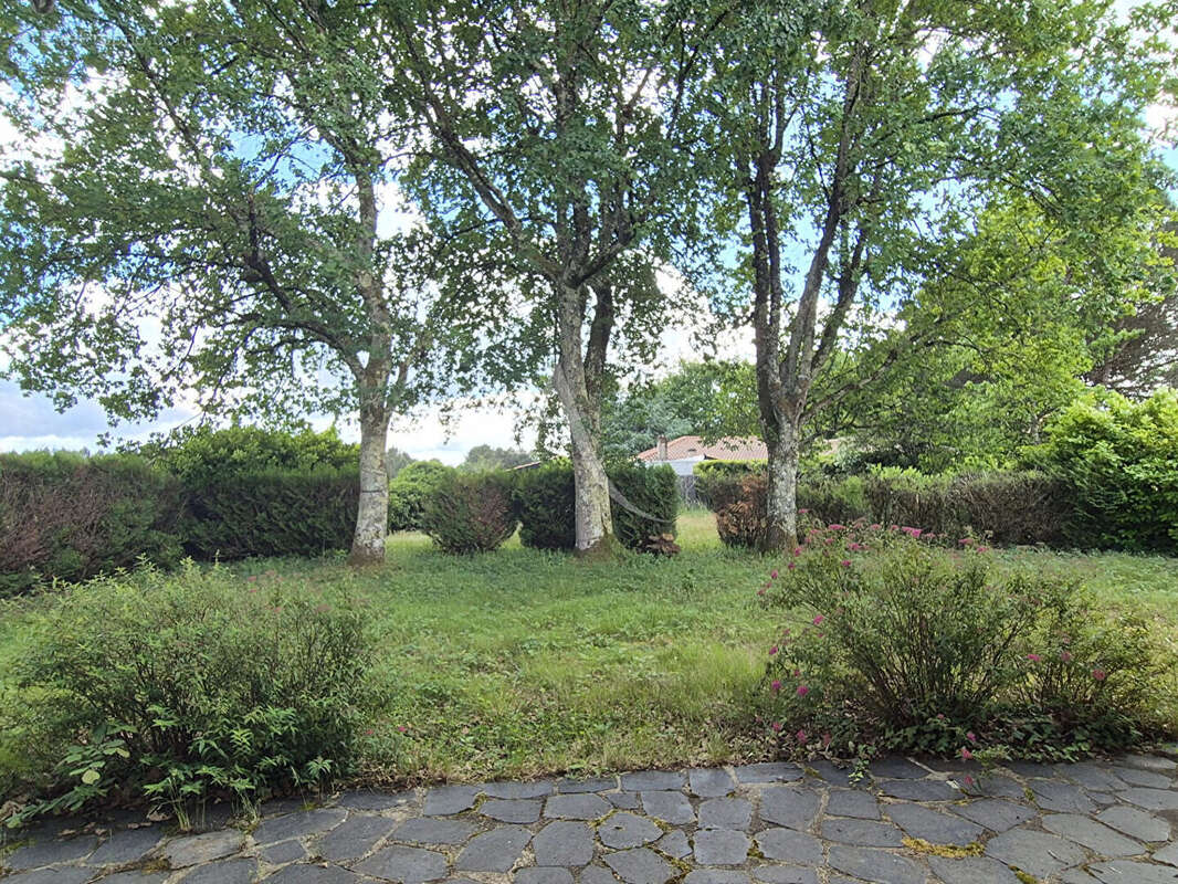 Léognan  - Maison de 128m²  avec travaux sur une belle parcelle de plus de 1 000m² - photo 9
