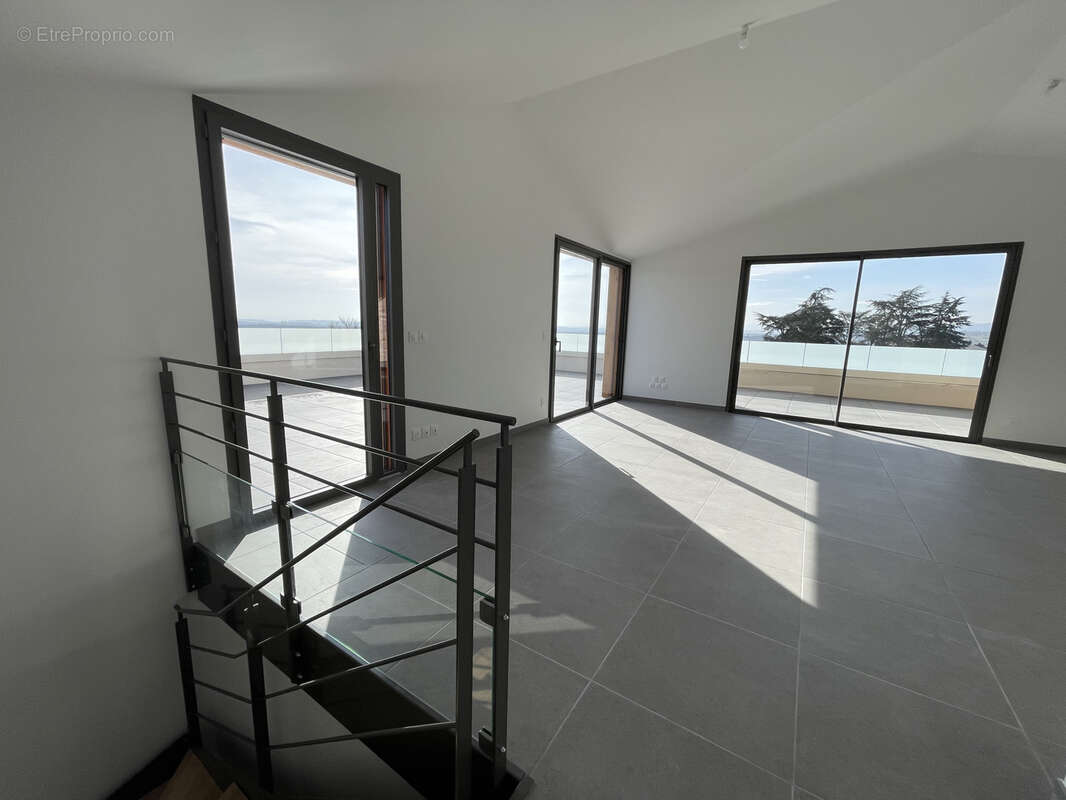 Appartement à LA TOUR-DE-SALVAGNY