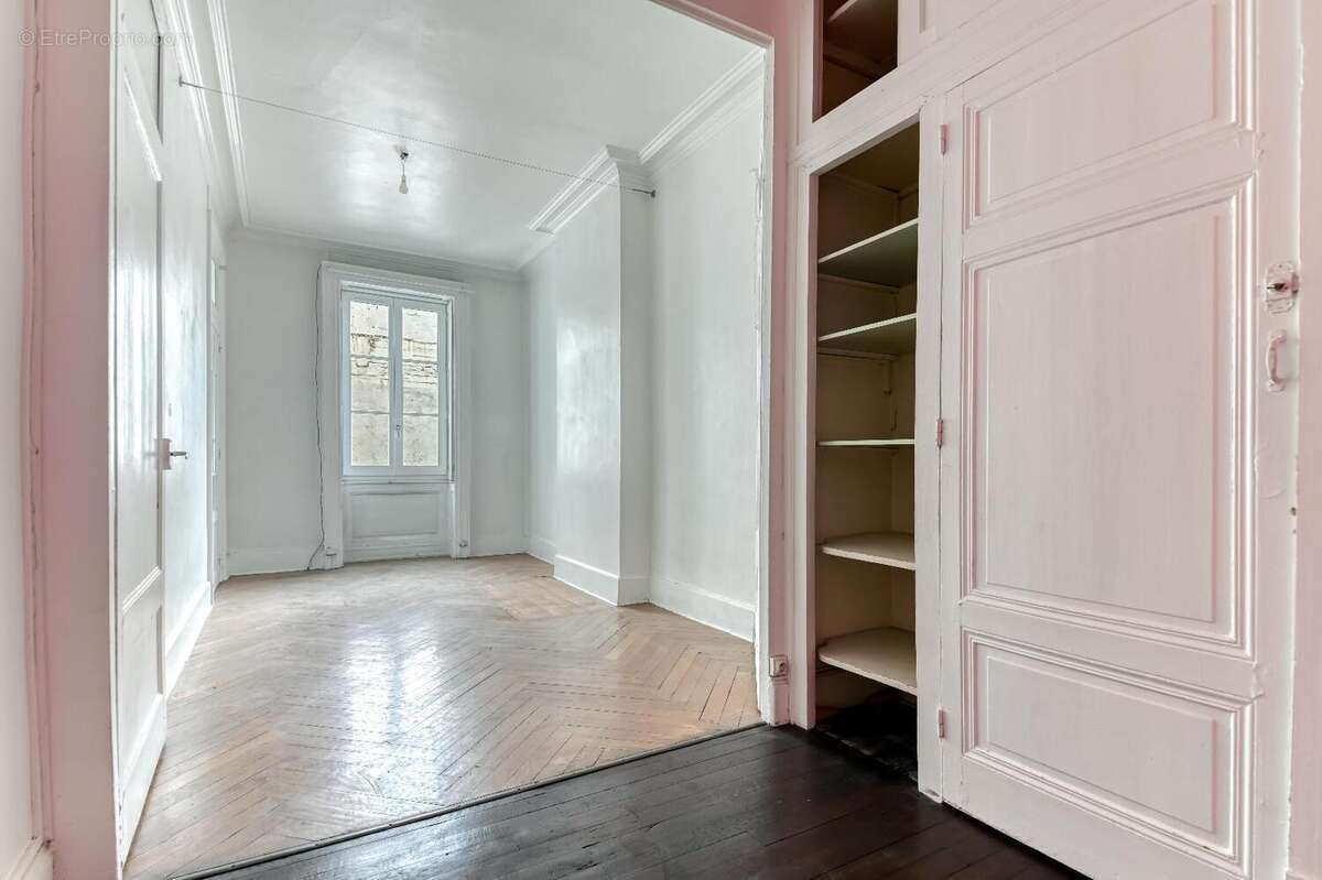   - Appartement à LYON-6E