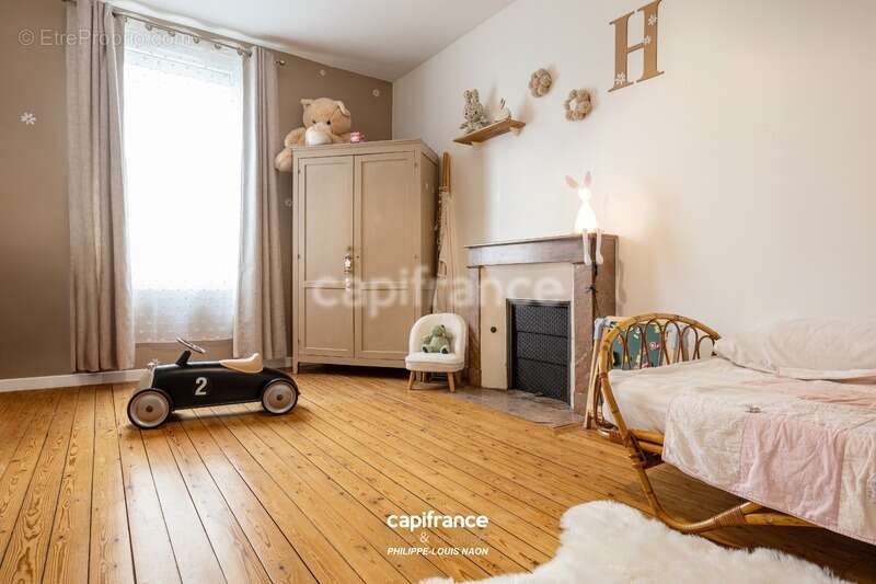 Superbe demeure rénovée avec 5 chambres, un double garage et une piscine ! - photo 11