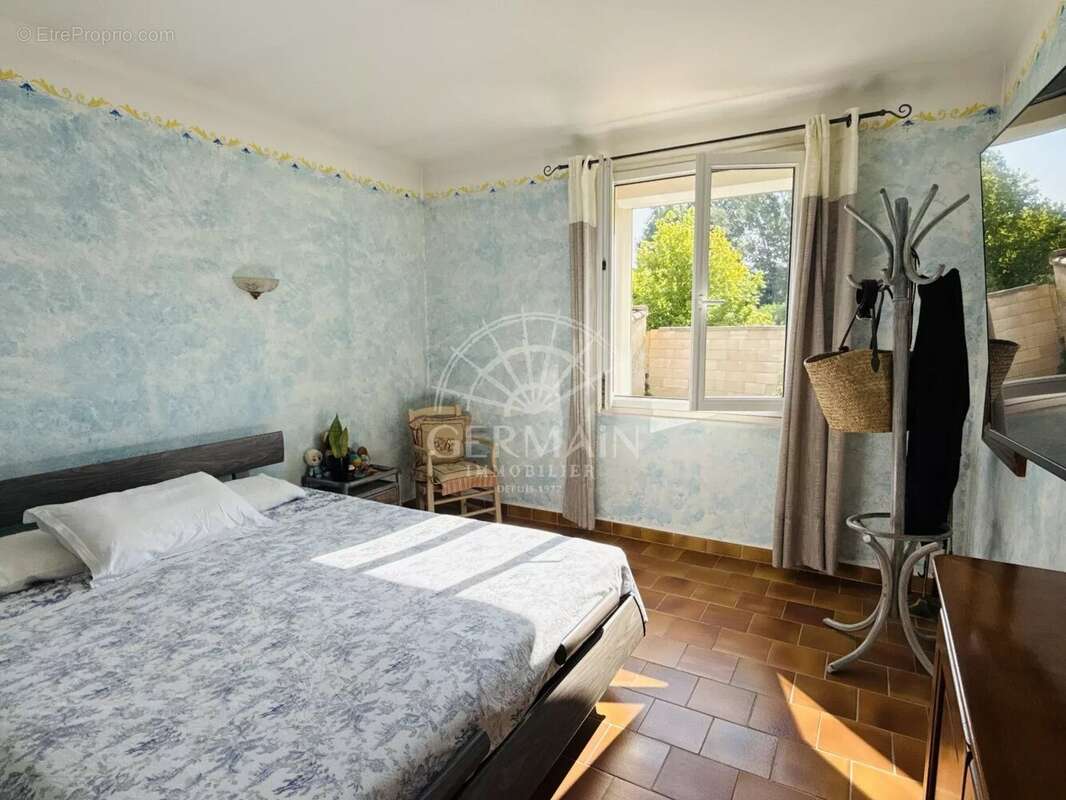 L'Isle-sur-la-Sorgue, à vendre en EXCLUSIVITÉ, maison de plain-pied avec piscine et garage sur 1000 m² de terrain. - photo 10