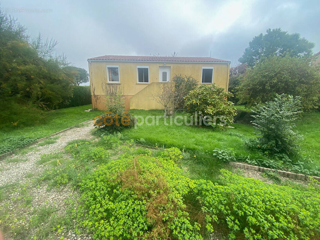 Maison à SAINT-AMAND-SUR-SEVRE