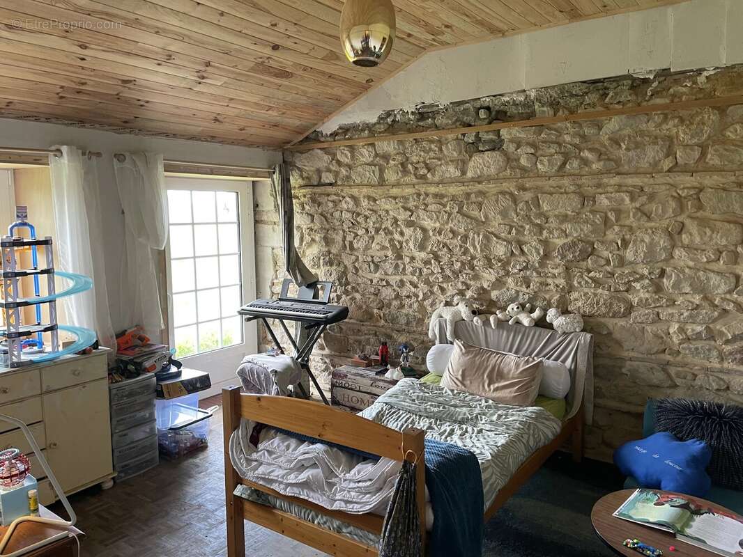 Domaine de 5 à 25 hectares avec lac privé, grange du XVIIe siècle, gîtes et fort potentiel d'exploitation touristique, événement - photo 6